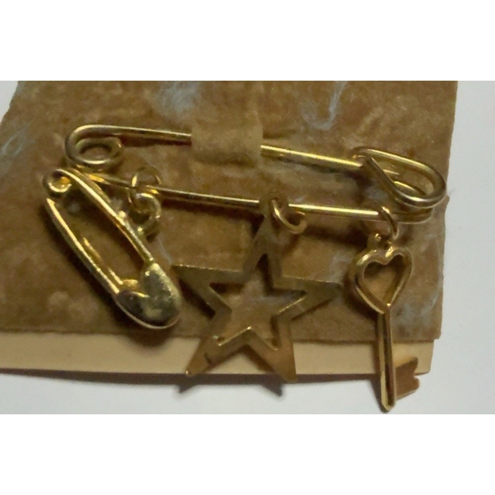 T30279-Vintage Gold Tone Safety Pin Brooch Star Heart Charms NOS New
